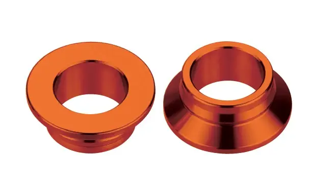 ACCEL rozpěrky zadního kola KTM SX/SXF/SX-F 125/200/250/350/450 13-22, HUSQVARNA TC/FC 125/250/350/450 16-22, TX/FX 300/350/450 17-22, GAS GAS MC/MC-F 125/250/350/450 21-22 (osa 25mm) MOTOCROSS barva oranžová Must-Have