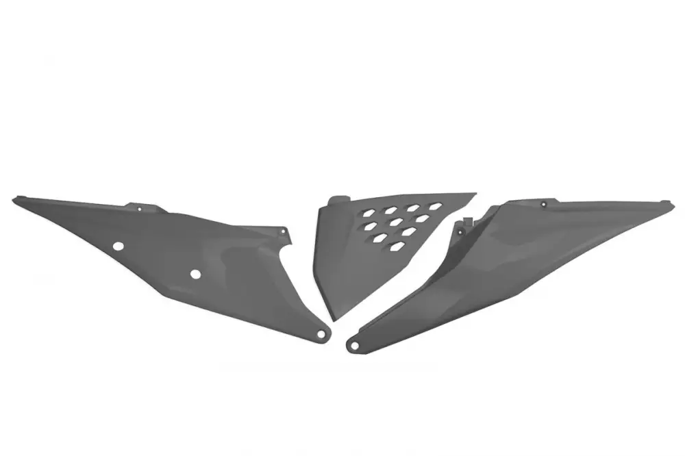 Sleva UFO boční tabulky na startovací číslo KTM SX/SXF(SX-F) 125/150/250/350/450 19-22, EXC 125 20-21, EXC/EXCF(EXC-F) 150/250/300/350/450/500 TPI 20-2023 s krytem vzduchového filtru a větracími otvory barva šedá