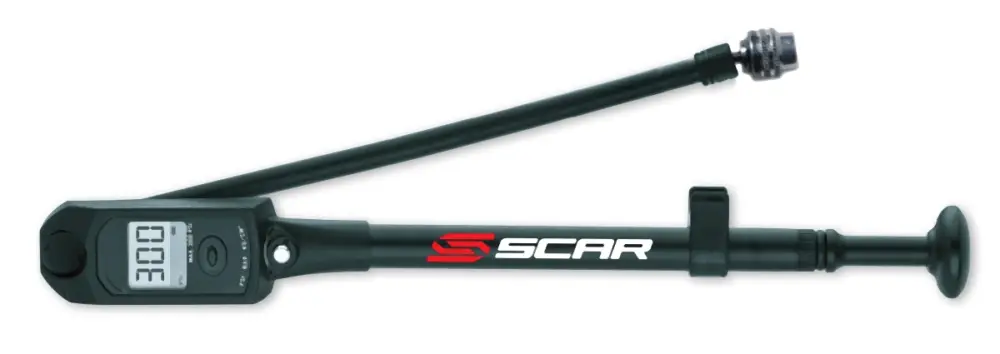 SCAR RACING pumpička pro zavěšení s elektronickým displayem barva černá Objednat Nyní