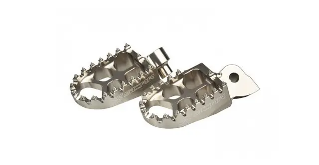 Bezpečná Platba SCAR závodní stupačky řidiče hliníkové EVO YAMAHA YZ / YZF / WR / WRF / TENERE 700, FANTIC barva stříbrná